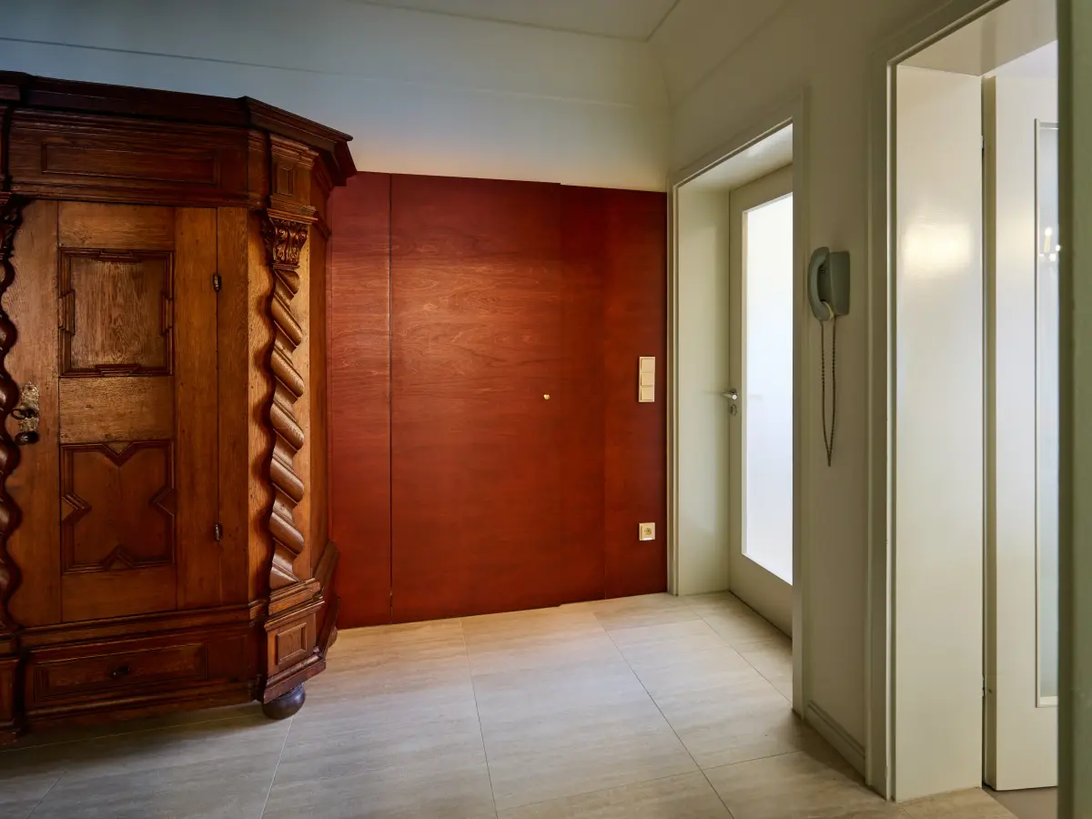 Eine Tapetenwand in antiker Holzoptik