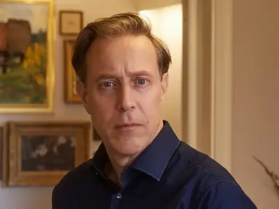 Jakob Bader schaut ernst in die Kamera