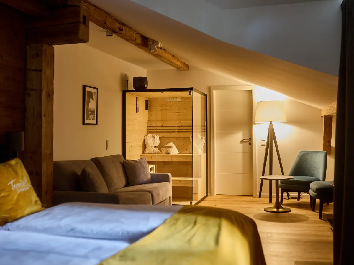 Modernes Schlafzimmer mit Holzvertäfelung