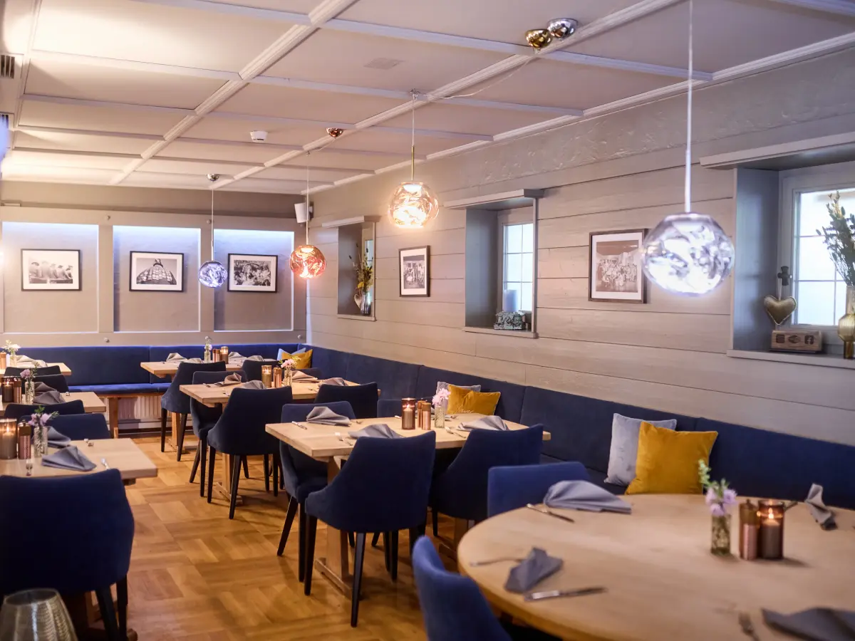 Restaurantbereich im maritimen Stil