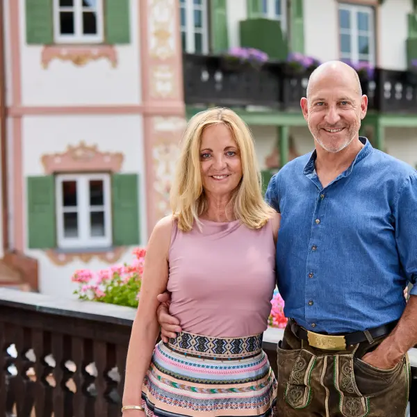 Ute und Markus vor ihrem Hotel