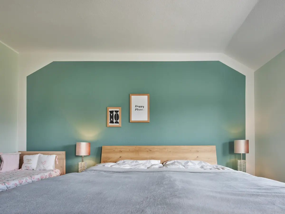 Schlafzimmer mit grüner Wand