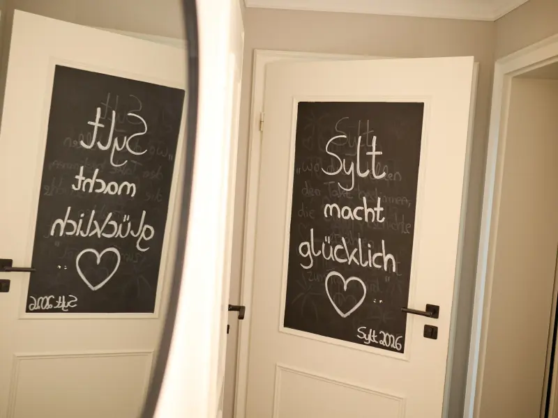 Tür mit der Aufschrift "Sylt macht glücklich" darauf