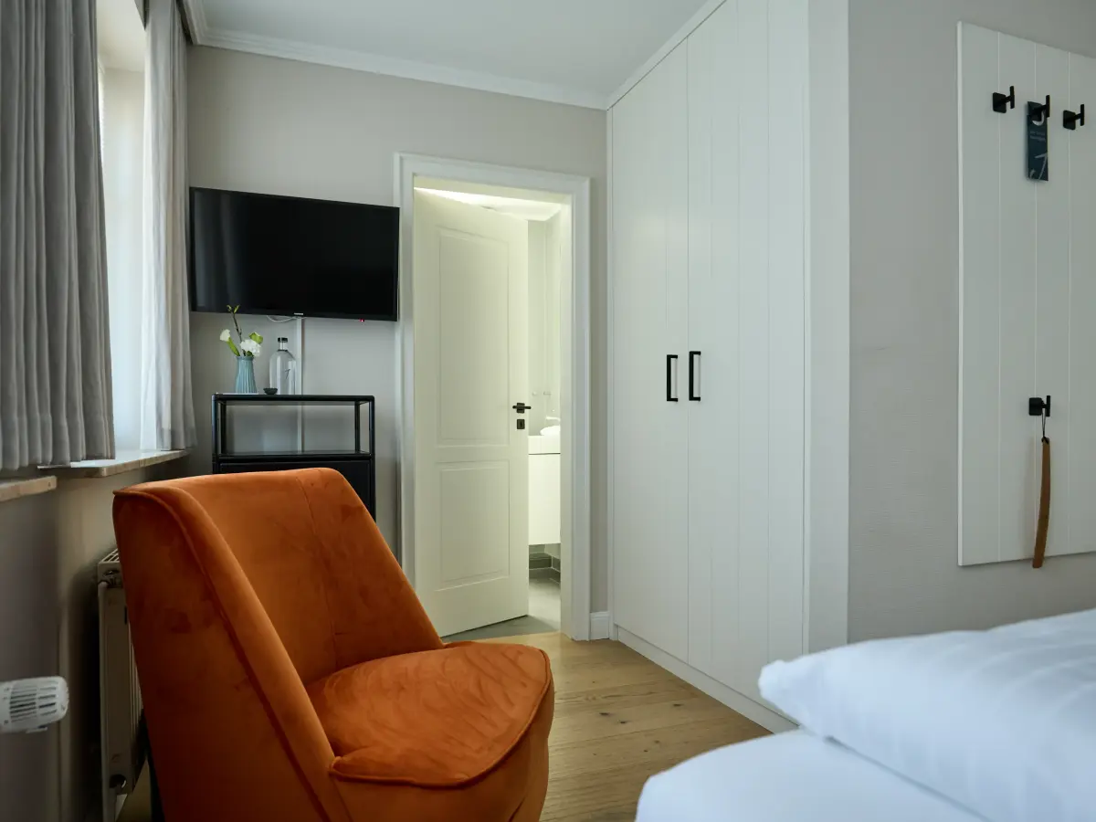 Hotelzimmer im schlichten Design
