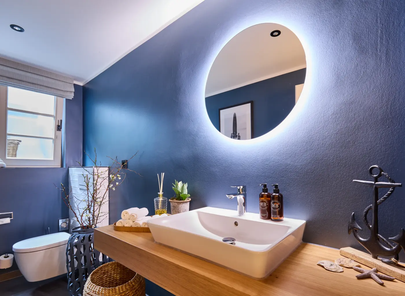 Badezimmer im dunklen Blau