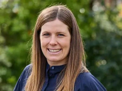 Elisa lächelt in die Kamera