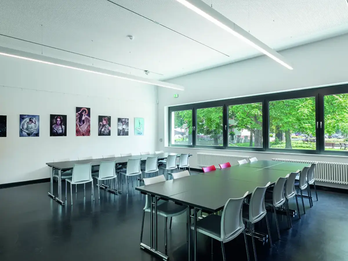Gruppenraum mit 2 Tischreihen 