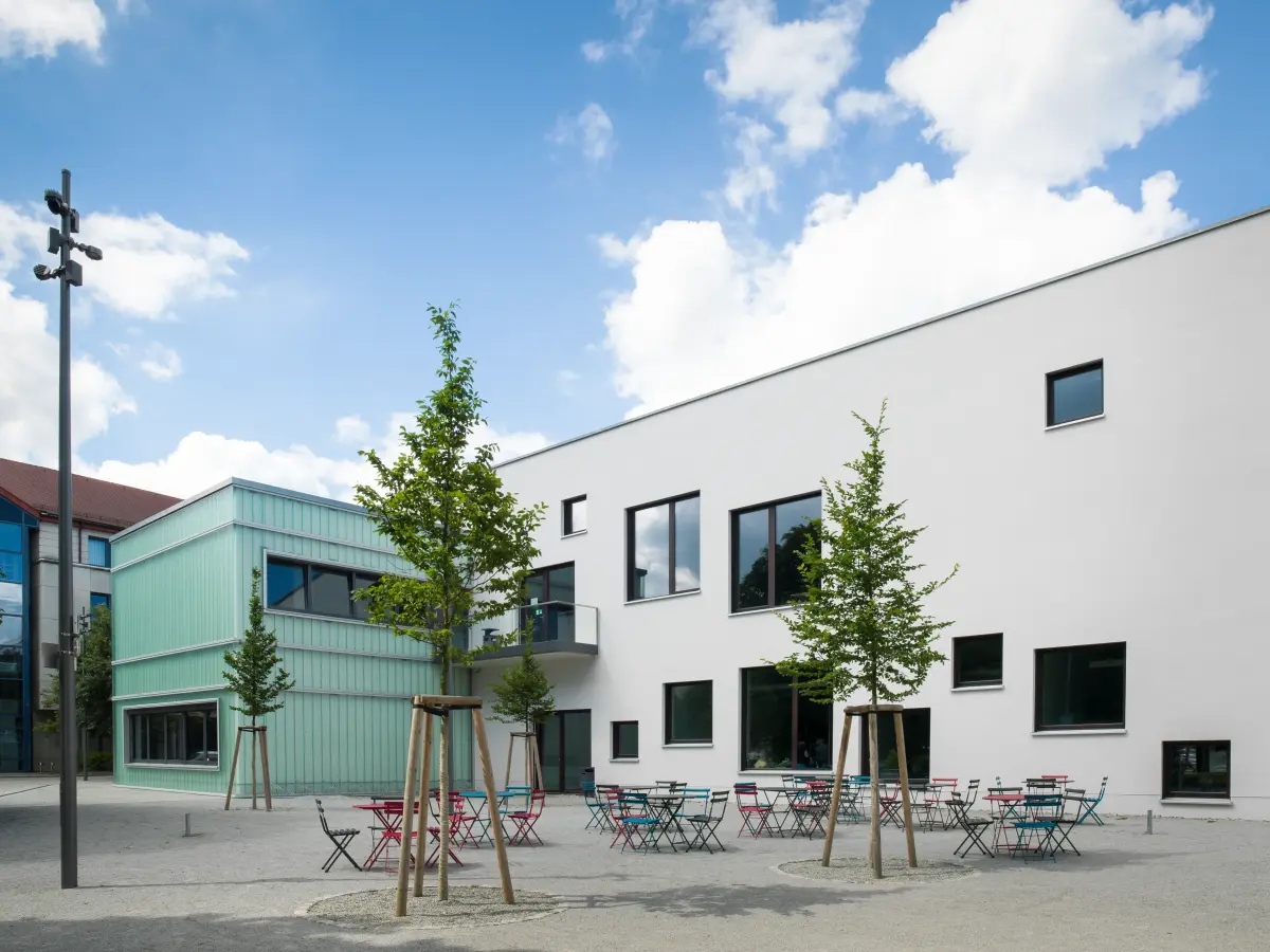 Neubau mit grüner Glasfassade