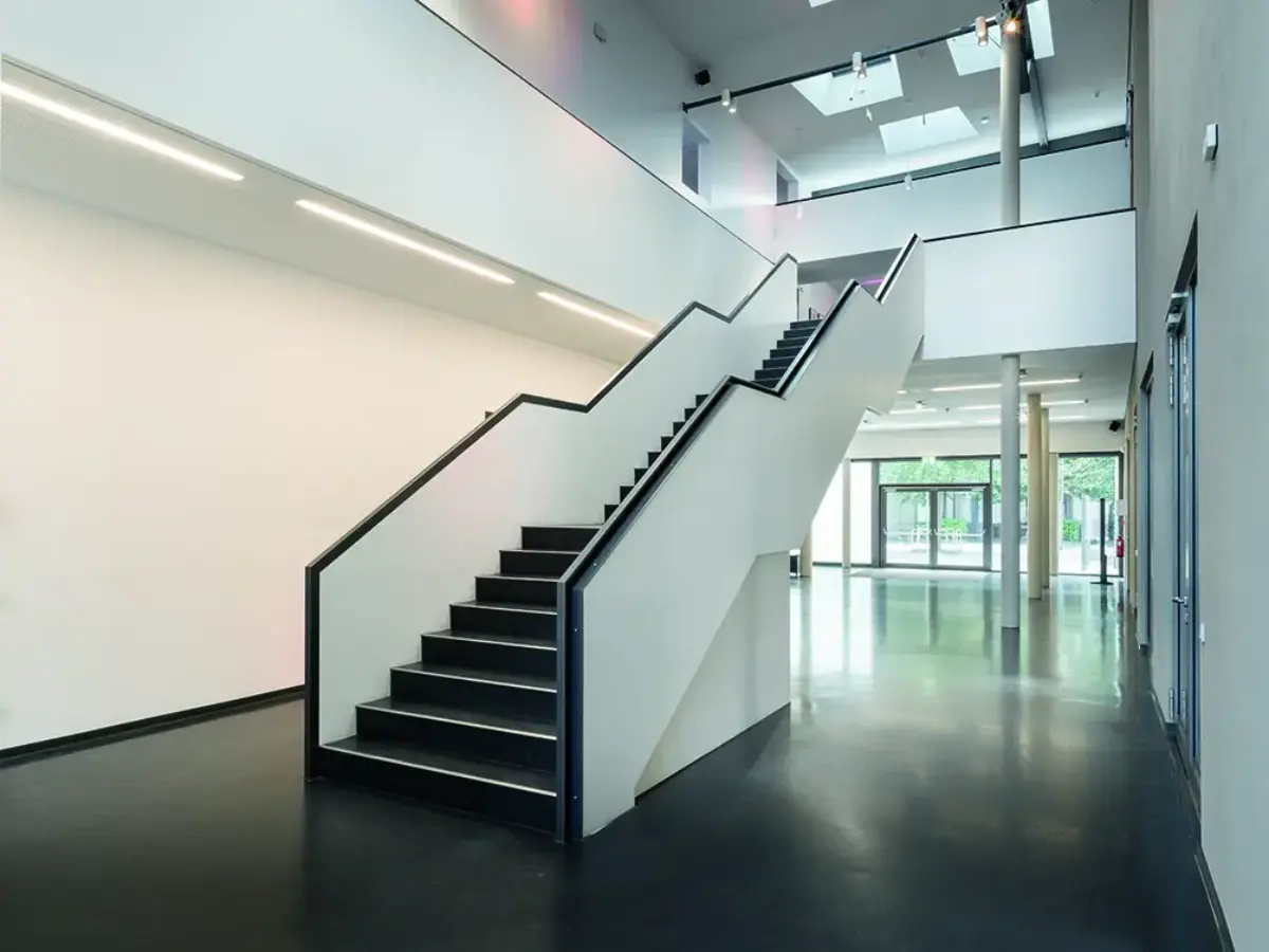 Eingangsbereich mit langer Treppe zum oberen Stockwerk
