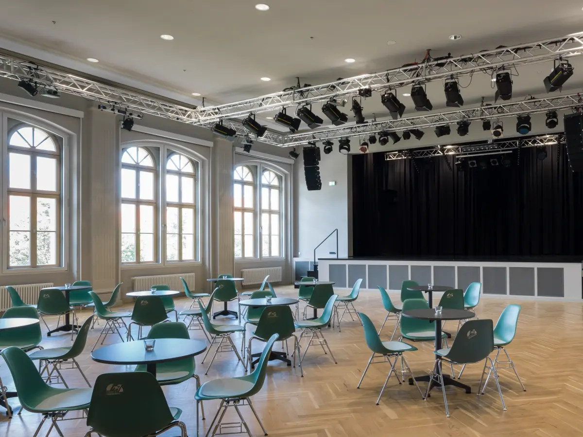 Ballsaal mit Bestuhlung und Tischen