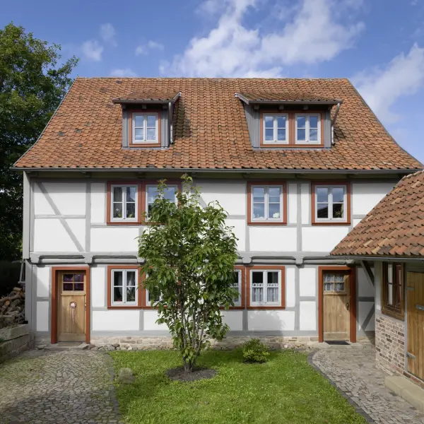 Holzfachwerkhäuser in grau/weiß/braun