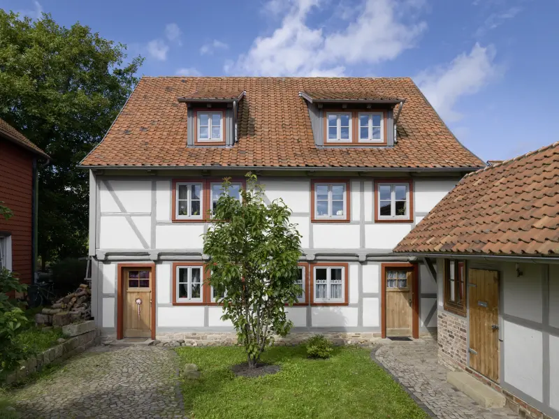 Holzfachwerkhäuser in grau/weiß/braun