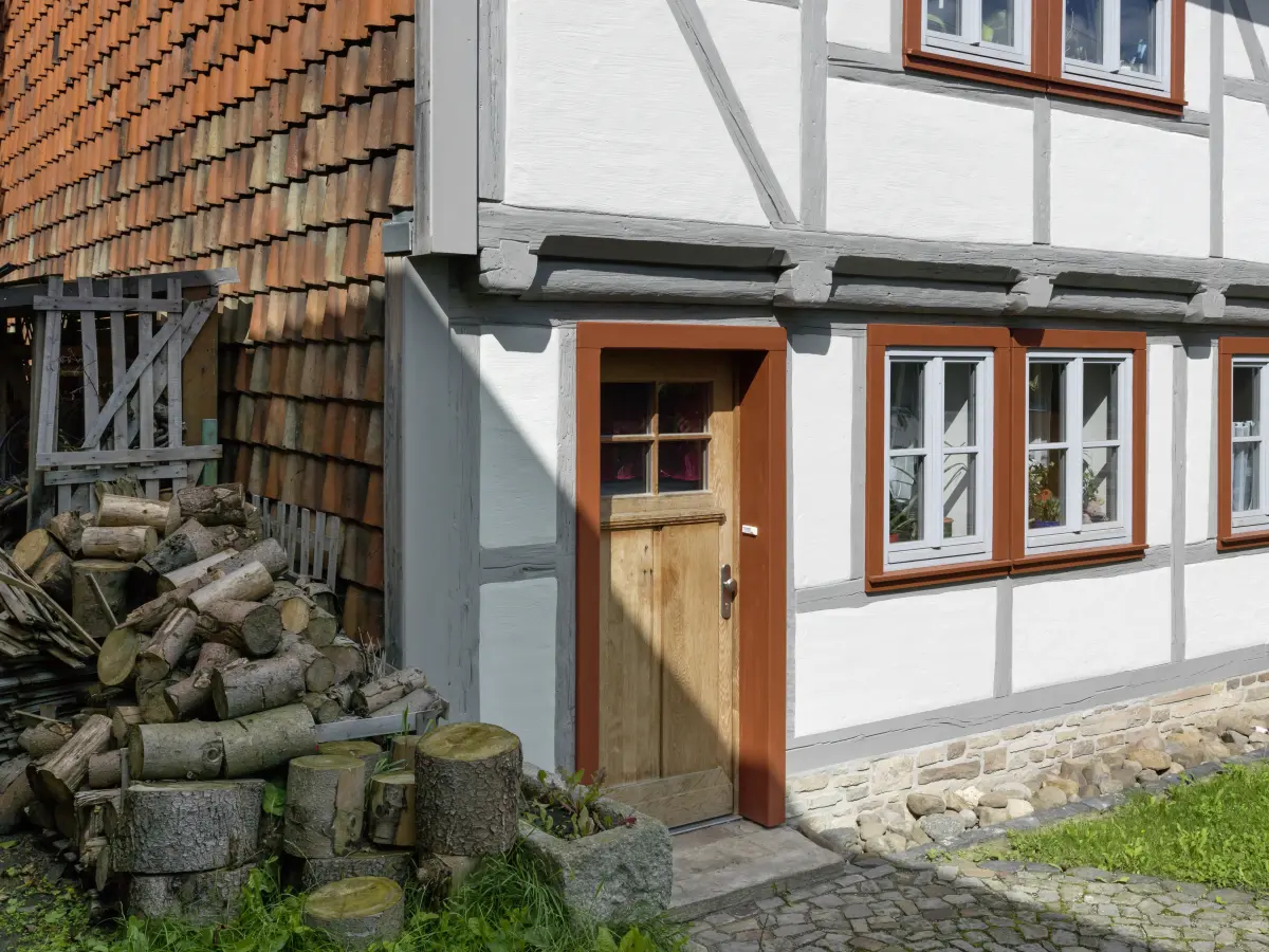 historisches Gebäude mit einer weiß-braunen Fassade