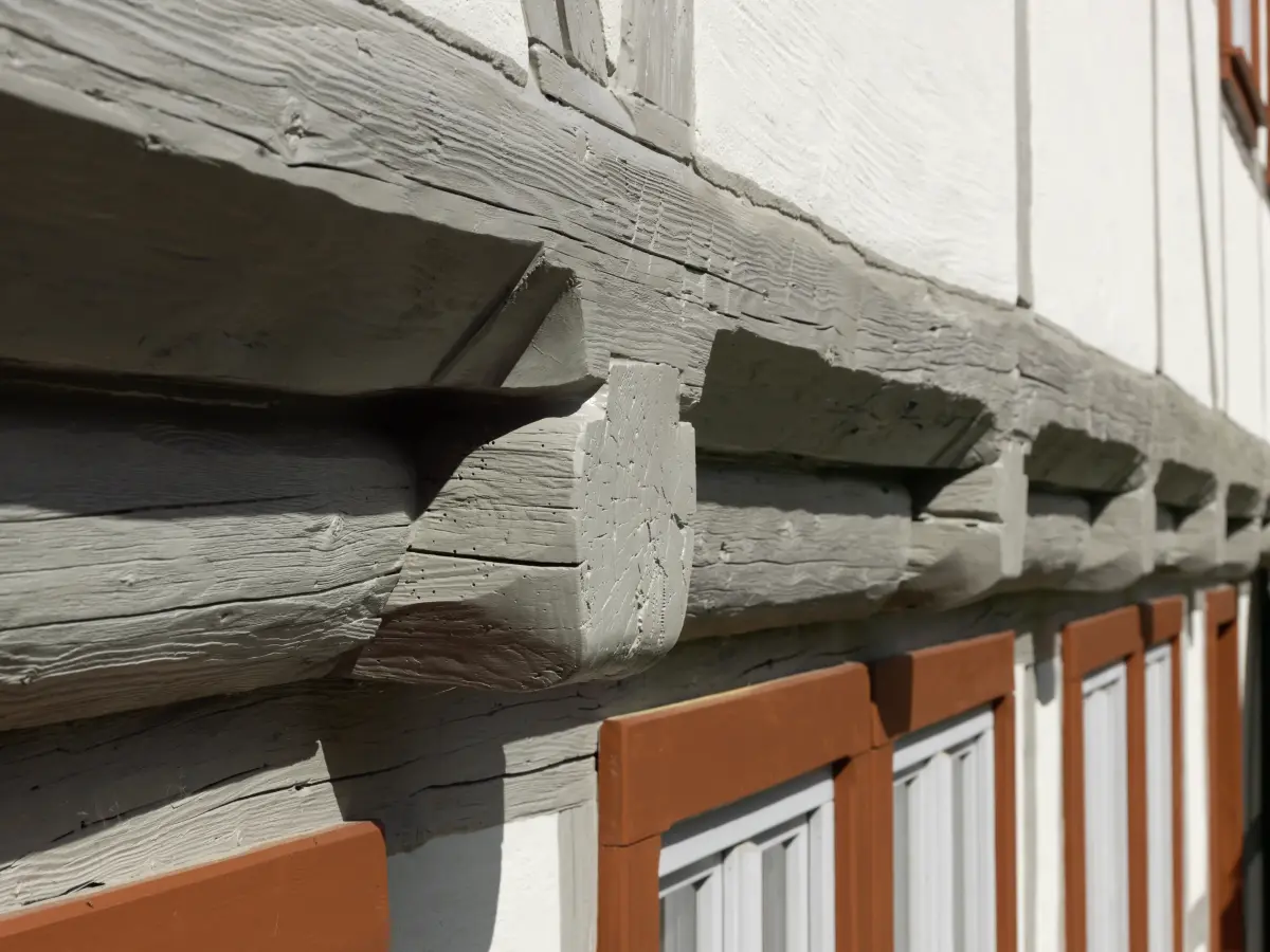 historisches Gebäude mit einer weiß-braunen Fassade