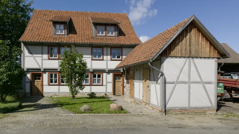 historisches Gebäude mit einer weiß-braunen Fassade