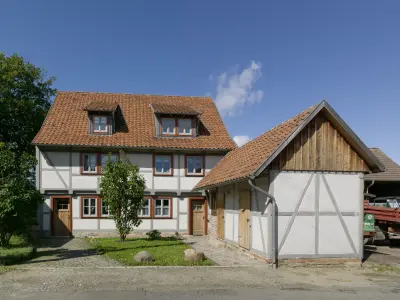historisches Gebäude mit einer weiß-braunen Fassade