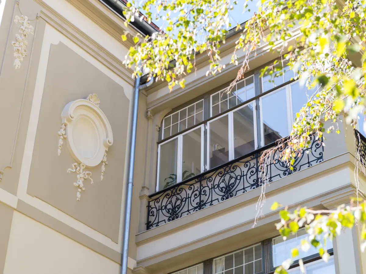 Fassade und Fenster der Gründerzeitvilla in Innsbruck. 