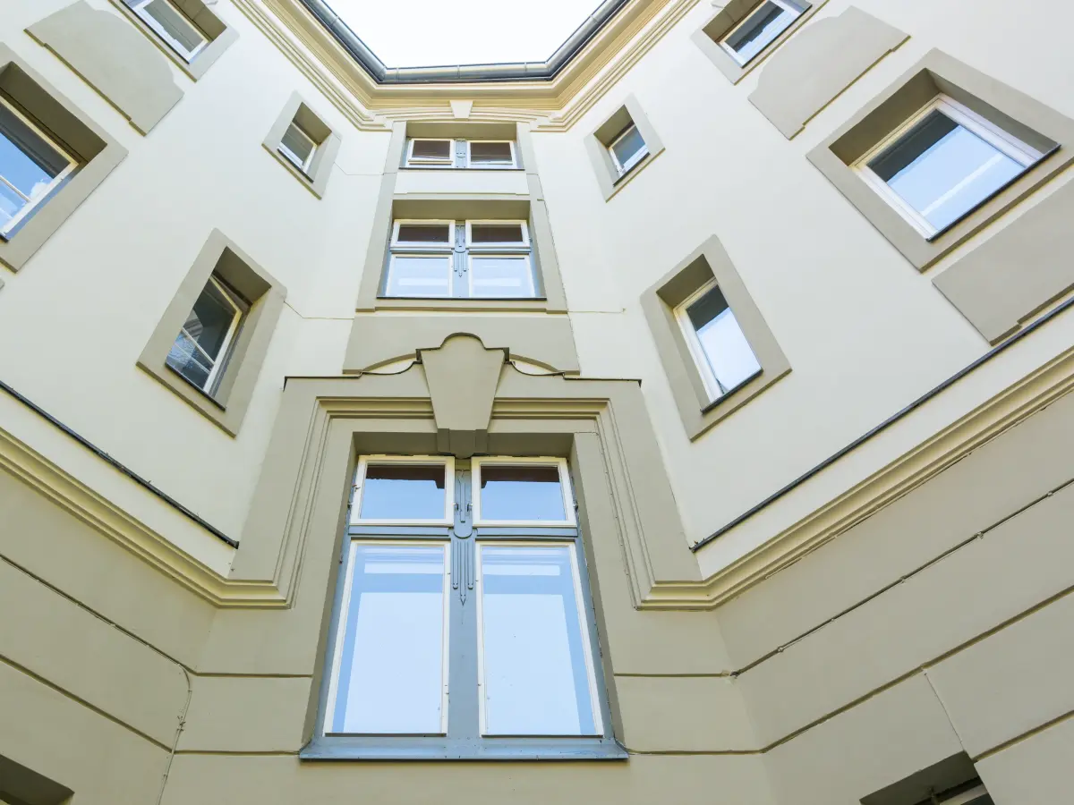 Fassadenansicht der Gründerzeitvilla in Innsbruck von unten. 