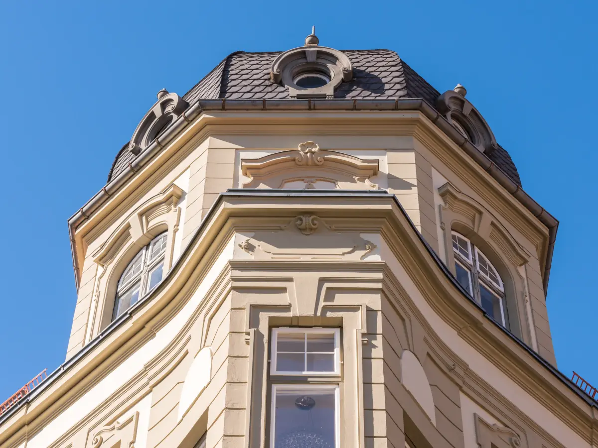 Fassade und Dach der Gründerzeitvilla in Innsbruck. 