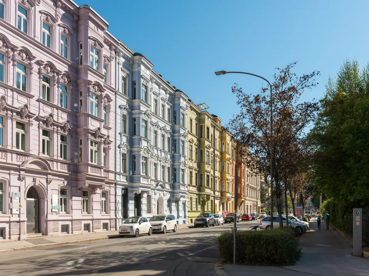 ein historisches Gebäude mit detaillierten Ornamenten