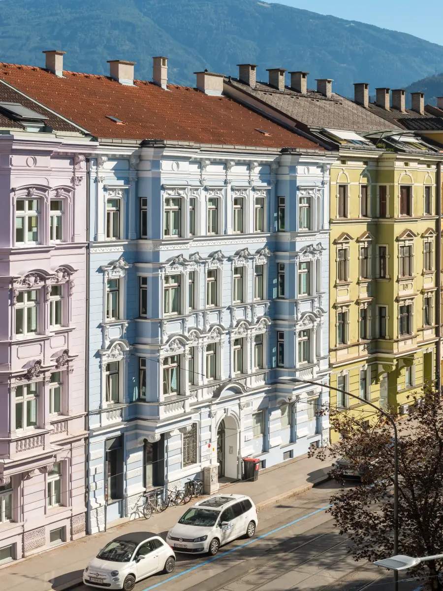 ein Baublock mit historischen Gebäuden mit bunten Fassaden
