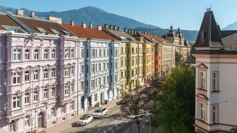 ein Baublock mit historischen Gebäuden mit bunten Fassaden
