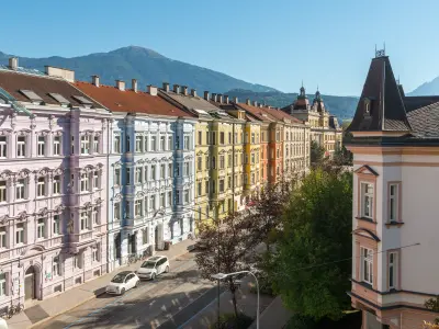 ein Baublock mit historischen Gebäuden mit bunten Fassaden