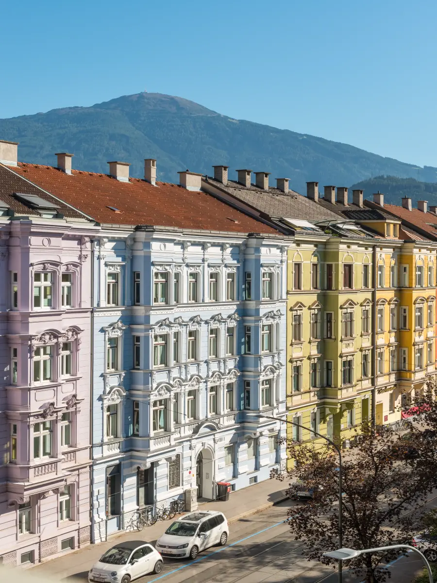 ein Baublock mit historischen Gebäuden mit bunten Fassaden