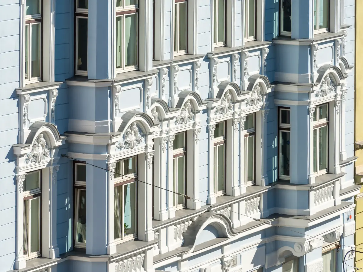 ein historisches Gebäude mit detaillierten Ornamenten