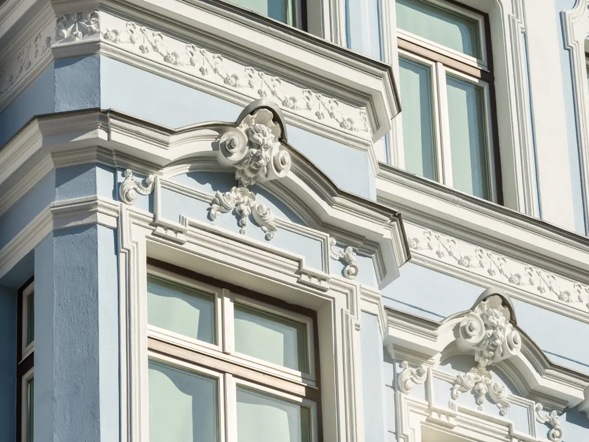 ein historisches Gebäude mit detaillierten Ornamenten