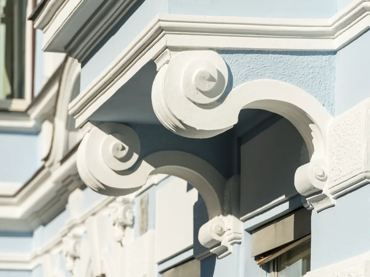 ein historisches Gebäude mit detaillierten Ornamenten
