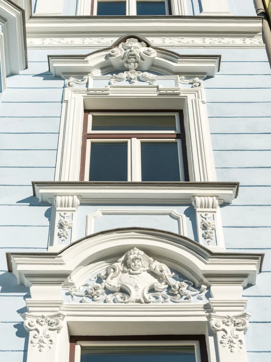ein historisches Gebäude mit detaillierten Ornamenten