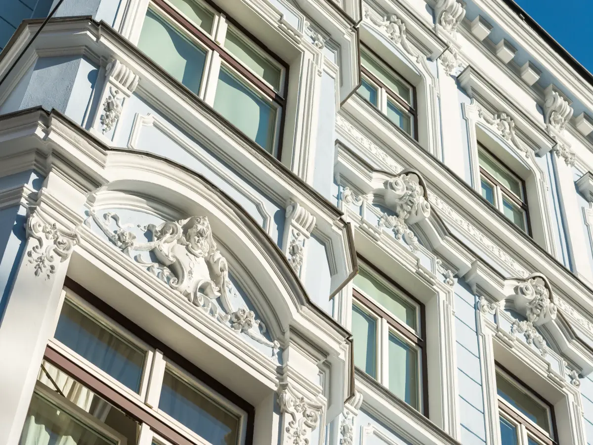 ein historisches Gebäude mit detaillierten Ornamenten