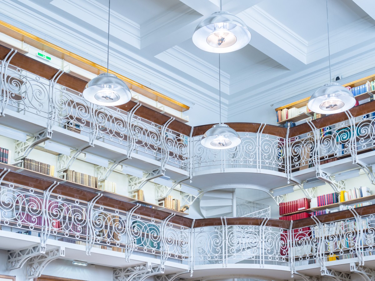 Deckenbeleuchtung in der Universitätsbibliothek
