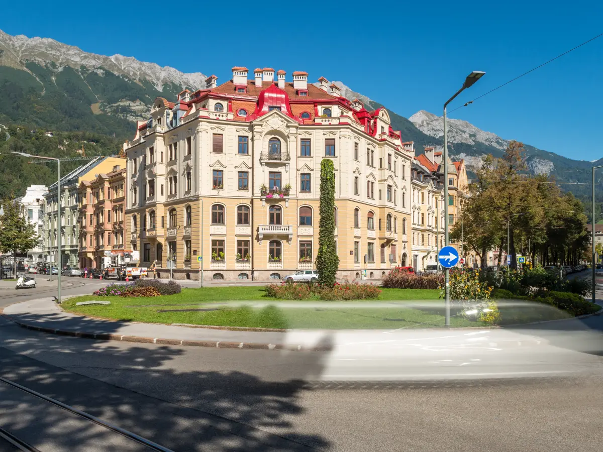 Gesamtansicht des Hauses in der Kaiser-Franz-Joseph Straße in Innsbruck. 