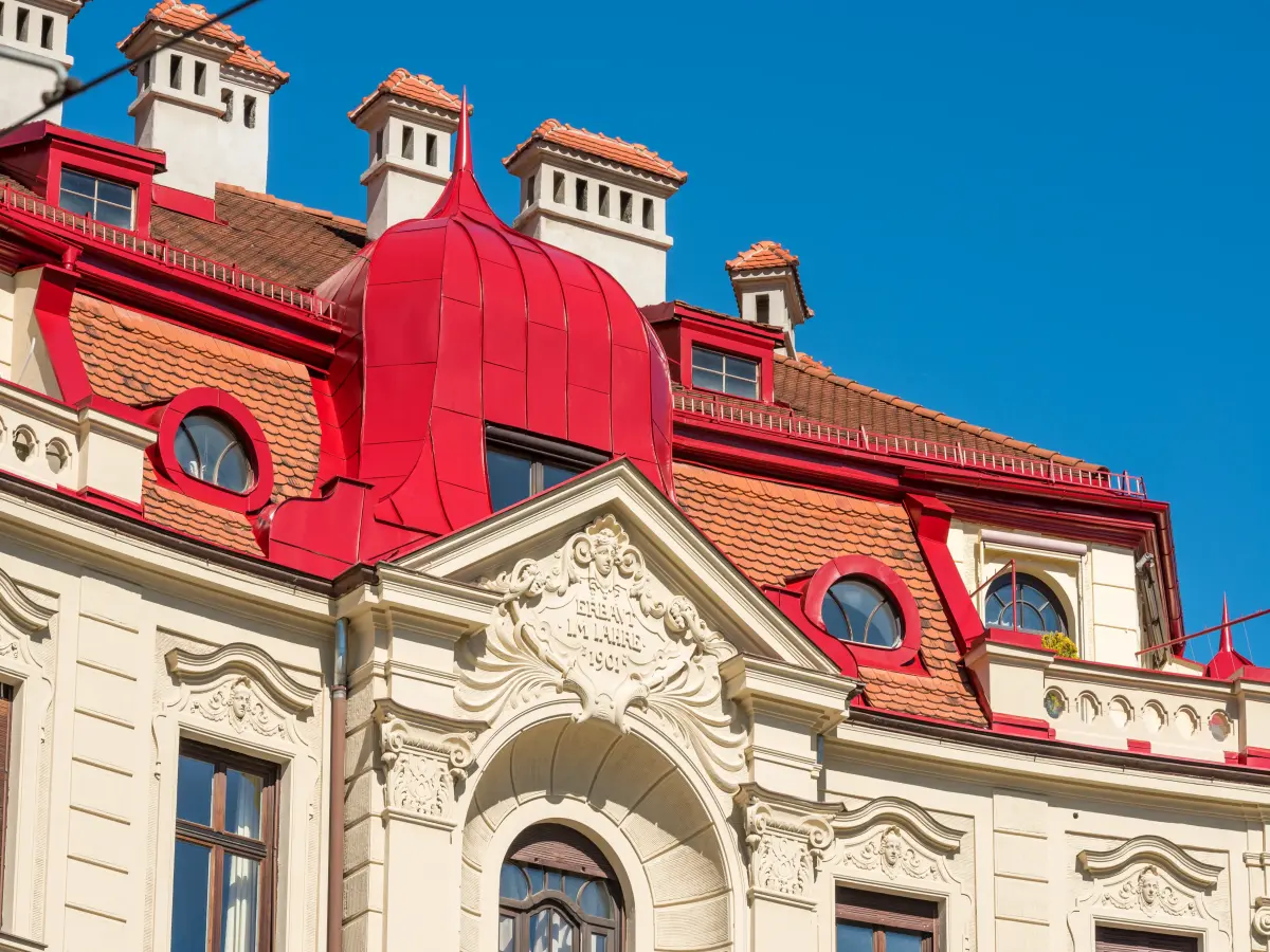 Dach und Giebel des Hauses in der Kaiser-Franz-Joseph Straße in Innsbruck. 