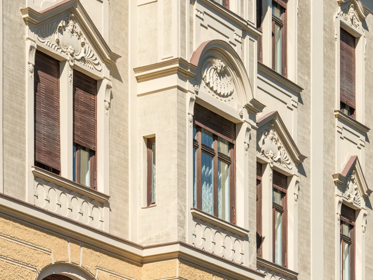 Fenster des Hauses in der Kaiser-Franz-Joseph Straße in Innsbruck. 