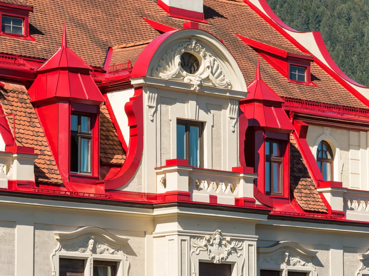 Dach und Fenster des Hauses in der Kaiser-Franz-Joseph Straße in Innsbruck. 