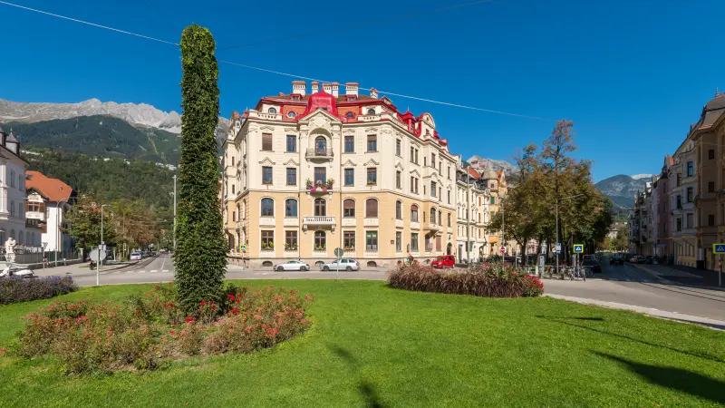 Gesamtansicht des Hauses in der Kaiser-Franz-Joseph Straße in Innsbruck. 