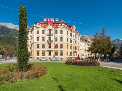 Gesamtansicht des Hauses in der Kaiser-Franz-Joseph Straße in Innsbruck. 