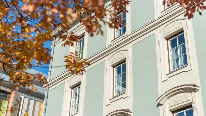 Fassadenansicht des Mehrfamilienhauses in Innsbruck. 