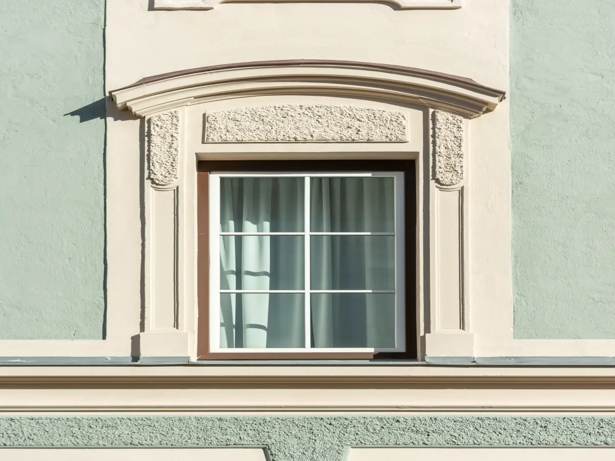 Detailansicht Fenster des Mehrfamilienhauses in Innsbruck. 