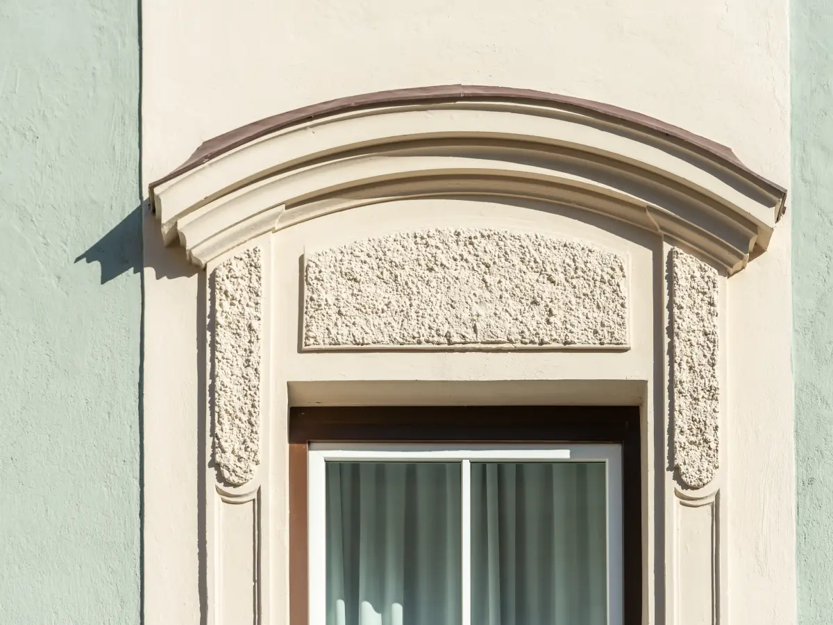 Detailansicht Fenster des Mehrfamilienhauses in Innsbruck. 