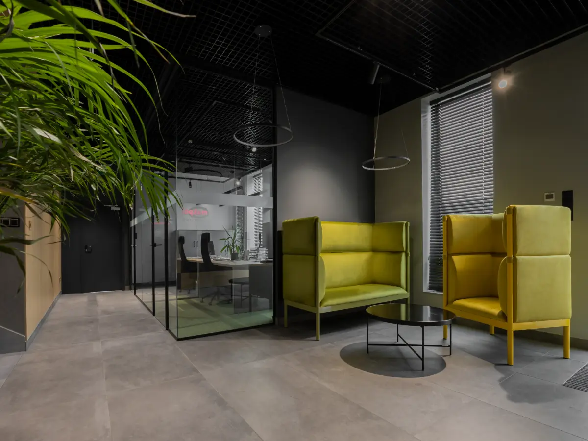 Sesselecke und Glasbüro