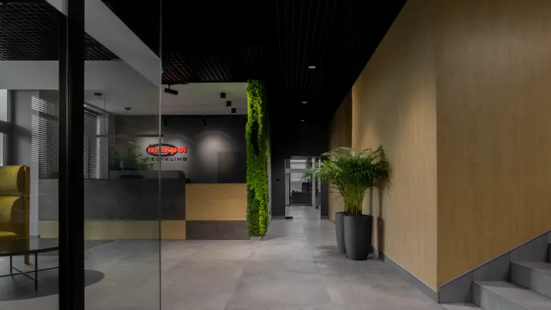 Ein grau und hölzerner Eingangsbereich