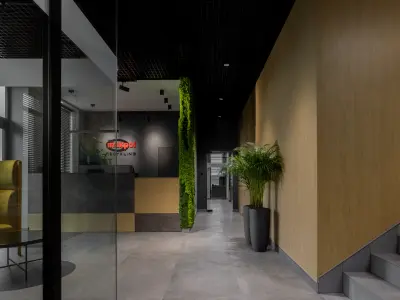 Ein grau und hölzerner Eingangsbereich