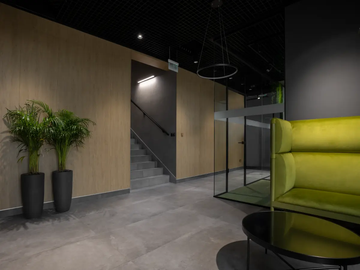 Ansicht von der Sesselecke zur Treppe