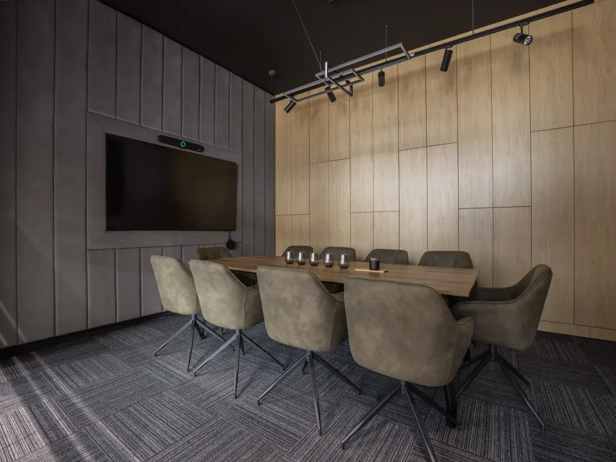 Meetingraum mit großem Holztisch