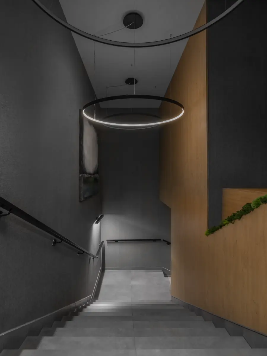 Dunkler Treppenaufgang