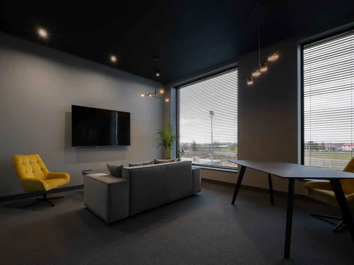 Grauer Raum mit einem Fernseher und Sofa